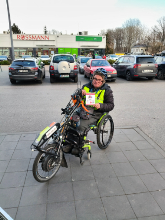 Zdjęcie do wpisu: Niedzielna świąteczna bożonarodzeniowa zbiórka dla Zbyszka w Warszawie, przy Trakcie Lubelskim przy Lidlu. Kolejne kilometry przejechane.  Wysłano z aplikacji Onet Poczta dla Android